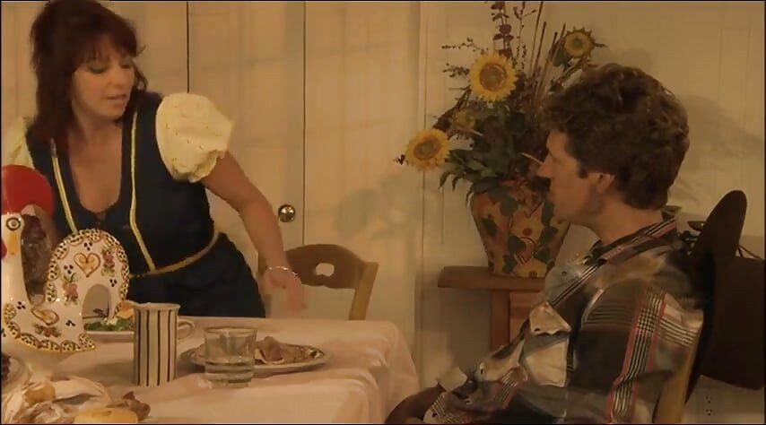 Chica acaricia sus grandes melones mientras se perfora desde abajo