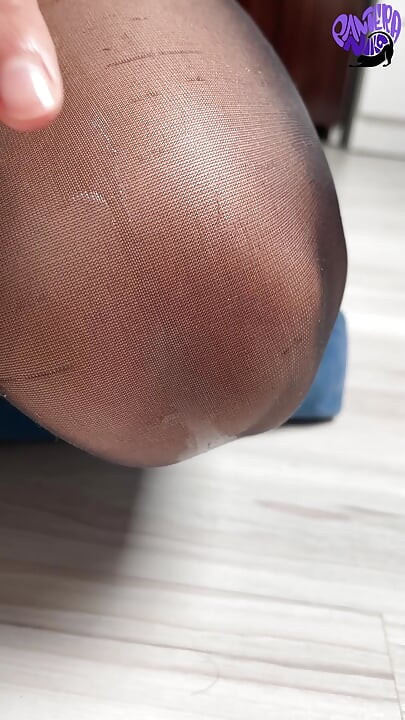 Mamada amateur y semen en medias de nylon - Pantera Nika