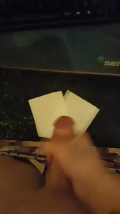 Twink cums onto his desk