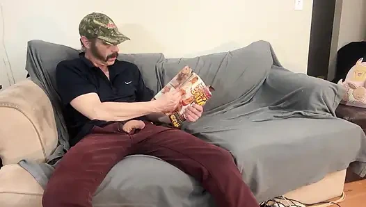 Üvey kız üvey babasını porno mag'a mastürbasyon yaparken yakalıyor