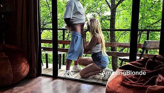 Lüks otel, vahşi orman ve cam kenarında sulu oral seks
