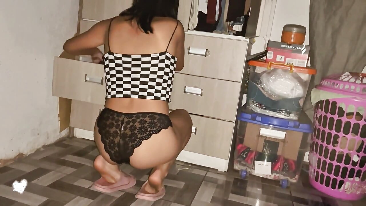 與這個18歲的嬌小拉丁女孩在壁櫥裡做愛 - 娜塔莎·卡塞羅