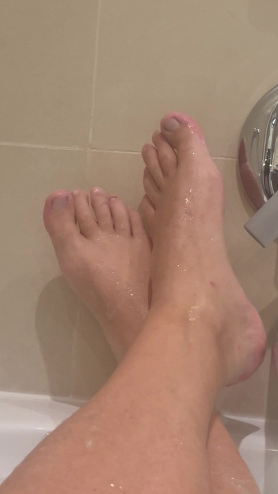 เพลิดเพลินกับเท้าของฉันในอ่างอาบน้ํา