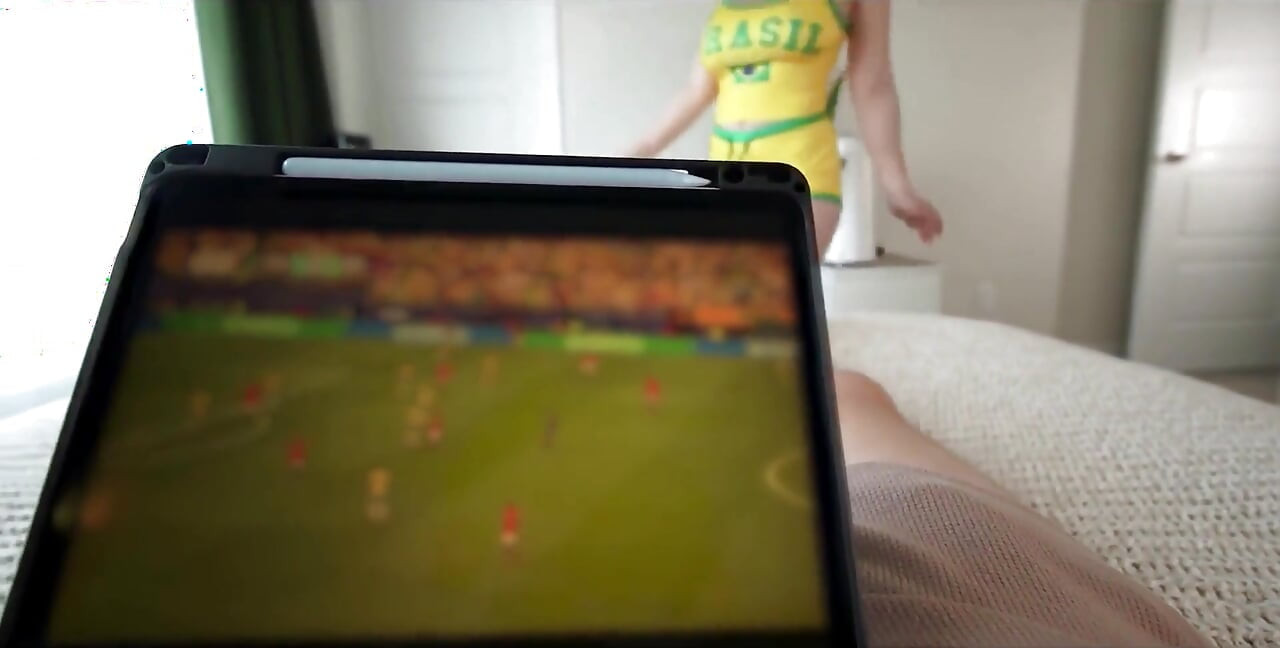 Peituda meia-irmã fodida passo irmão em vez de assistir a Copa do Mundo