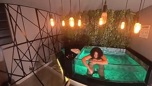 Дополнительная сцена в мини-бассейне с моим другом с большой попкой