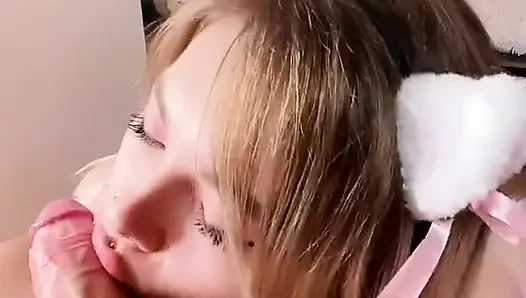 Молодая Egirl делает сладкий минет