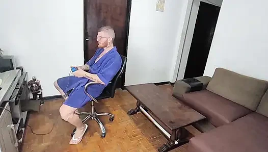 Oynuyordum, üvey annem gelip beni takıldı, ben de onu çok sıcak gördüm