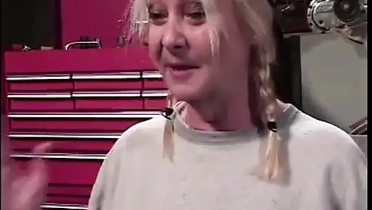 Mature babe enjoys tongue in her pussy