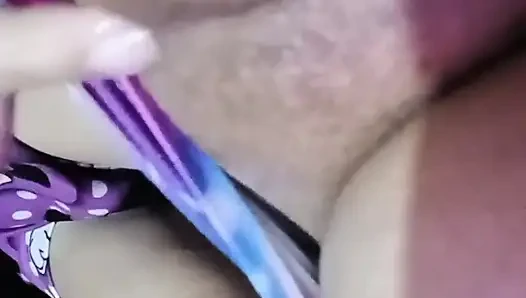 Tetanggaku ngirim video mesum untukku, termasuk besarnya