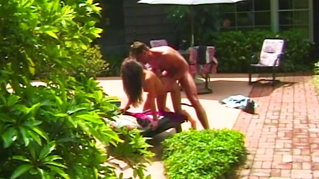 College Confessions: Heißer Pool-Sex mit asiatischer
