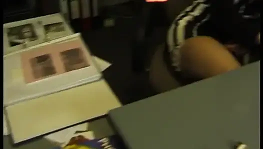 Очень сексуальная брюнетка сосет член и ее трахают раком в видео от первого лица