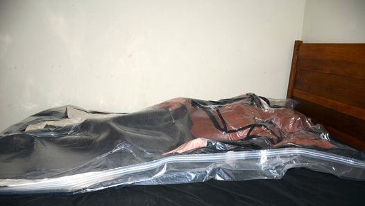 20. April 2023 - vakuumverpackt in meinem schwarzen langen PVC-Regenmantel mit klaren PVC-Schürzen und schweren Gummischürzen