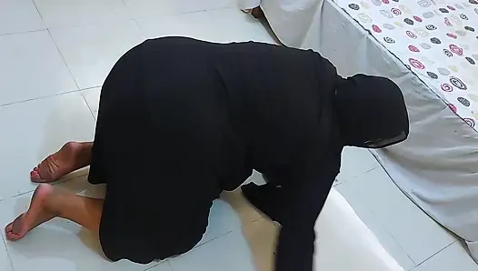 Stepmom Stuck Under Bed & Show Her Big Arab Muslim Ass to Get Anal Fucked From Saudi Kafeel
