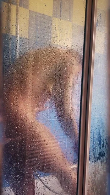 Jaw-dropping moment from "Watch me play & shave in my shower - Voyeur Time with Annika Belle"