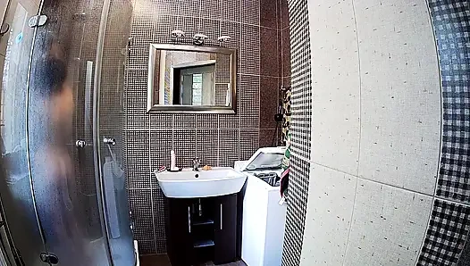 Горячая миниатюрная девушка Stella принимает душ