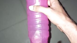 Un homme se masturbe avec une bouteille de taille parfaite comme jouet sexuel