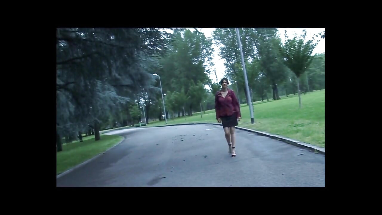 Chica cachonda y exhibicionista en el parque tiene sexo en solitario