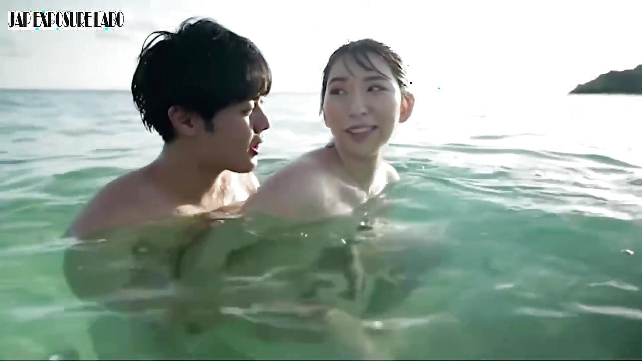 Gravure Idol Behind-the-scenes in Okinawa, a Daring off-camera Moment Captured Discreetly 3rd