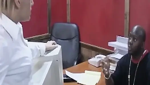 Tante seksi rambut pirang ini dientot habis-habisan sama kontol besar pria kulit hitam sampai dicrot di dalam