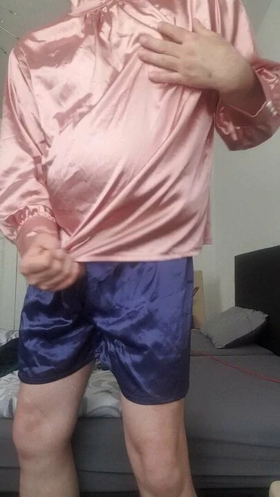 Fényes nejlon srác fényes szatén blúzban