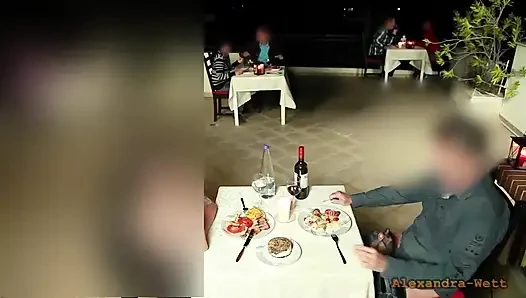Restoranın ortasında masanın altında uçup gitmiş