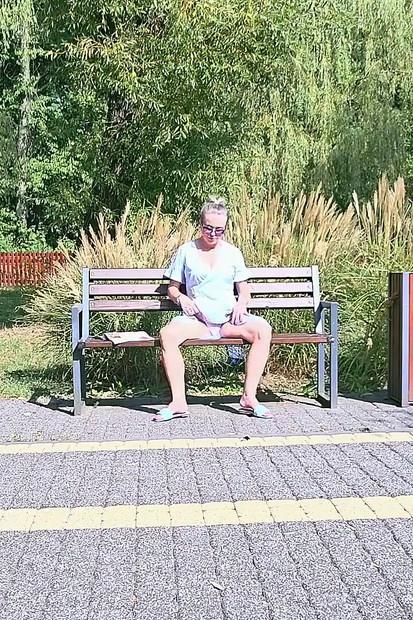 Entspannen sie sich auf der Bank (dezente masturbation)