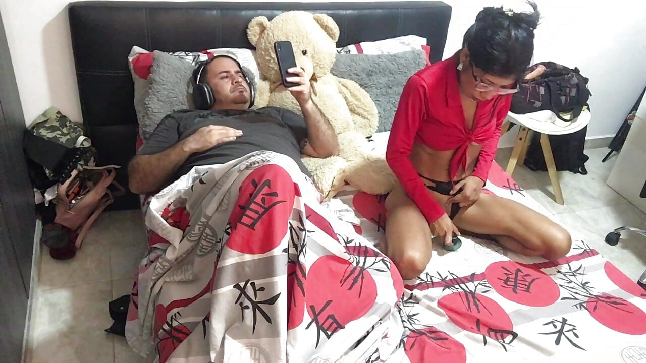 Saya melancap di hadapan suami saya memaksanya untuk berkongkek.