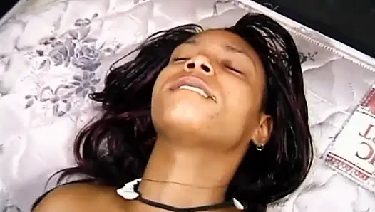 Cewek kulit hitam dan kulit putih ngentot sama cowok mungil kulit hitam