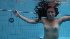 Peituda adolescente umora bajankina debaixo d'água