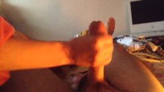 Аматорська іспанська брюнетка робить масаж члену перед сексом
