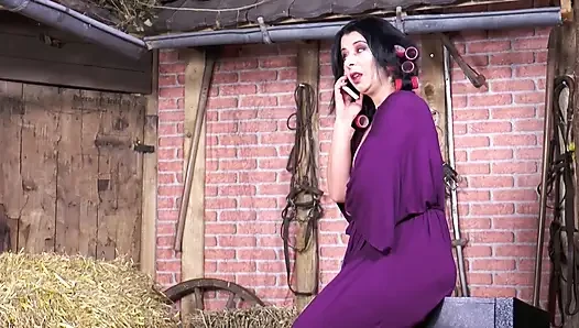 Seks anal panas dengan brunette seksi di gudang