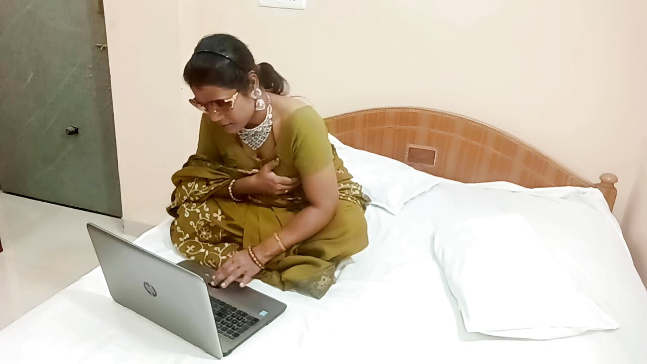 Indijska prekrasna bhabhi iz Delhija gleda porno video i stišće sise, a zatim vidi mladu prijateljicu iz ureda i vrući seks na krevetu