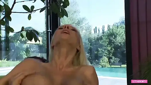 Herausragendes blondes schätzchen reitet hart auf dickem schwanz