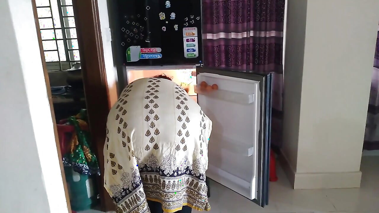 当我把我的大鸡巴放在Aria Mia的大屁股里, 而她正在从冰箱里取出食物