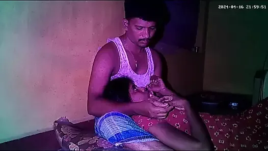 Une villageoise indienne mariée s’embrasse le cul