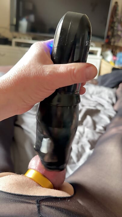 Yo en un traje de nylon de cuerpo entero con anillo para el pene y coño de pene