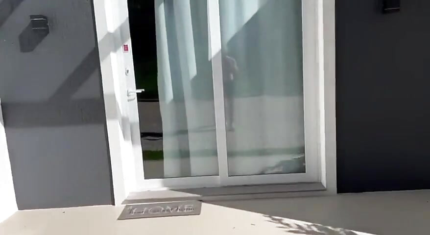 Jeg udspionerede den uartige nabo og fyldte hende med mælk