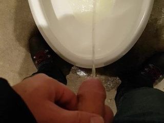 Необрезанная плоть крайней плоти в публичном туалете