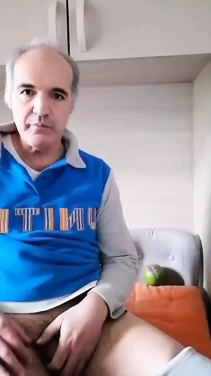 我在透明的塑料杯里撒尿两次，并手淫我坚硬的鸡巴