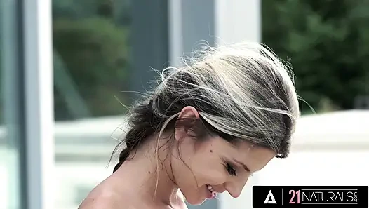 21 naturals - minyon patenci kız Gina dışarıda büyük yarağı götüne alıyor