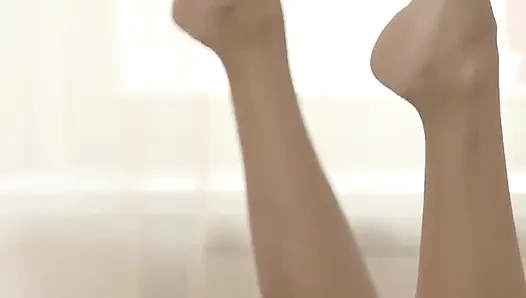 Belden bağlamalı ve dildolu tatlı lezbo genç çift sikiş sahnesi