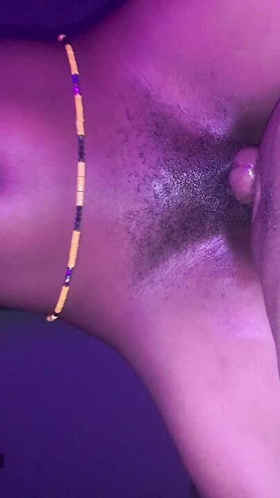 Seksi vruća afrička napaljena tinejdžerka puši, melje sočnu pičku na tvrdom kurcu i jebe se iz prvog lica