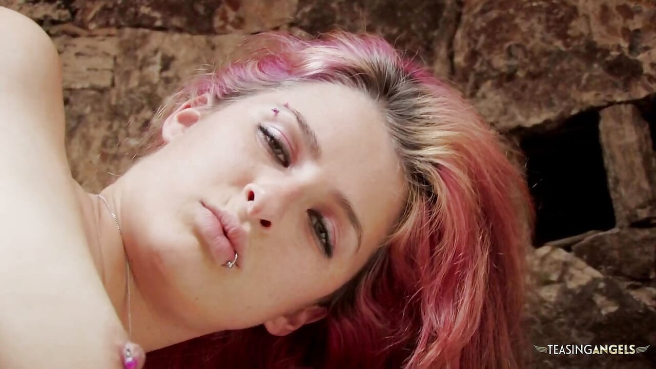 Piękno z różowymi włosami zostaje zerżnięta i zjedzona przez cipkę
