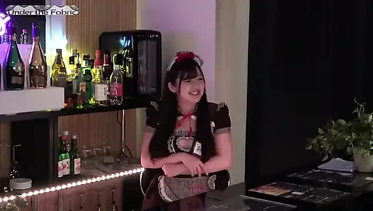 Konsept kafe müdürü röportajı, utangaç güzellik arzu olmadığını iddia ediyor ama hızlı bir şekilde yumuşıyor