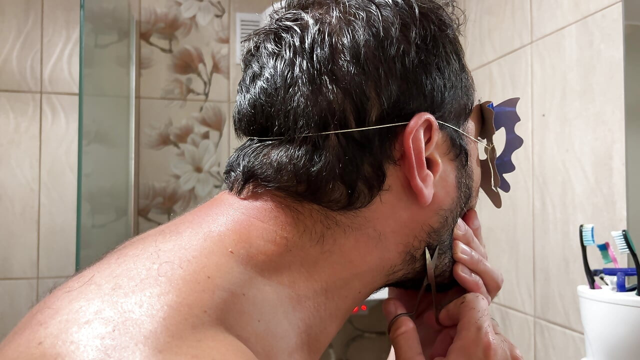 Grooming rutina earl smile recortando la barba con tijeras en el baño