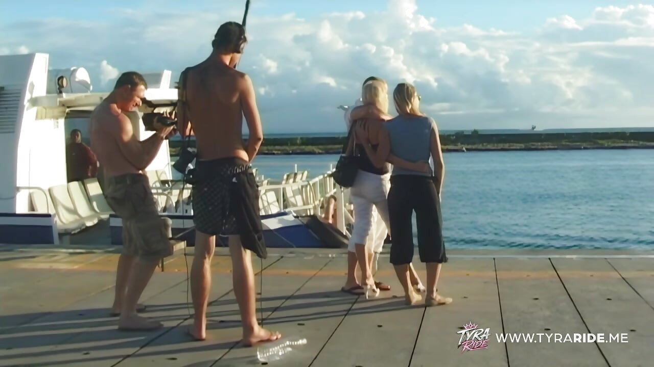 Loira faz boquete ao ar livre no penhasco durante adulto tropical