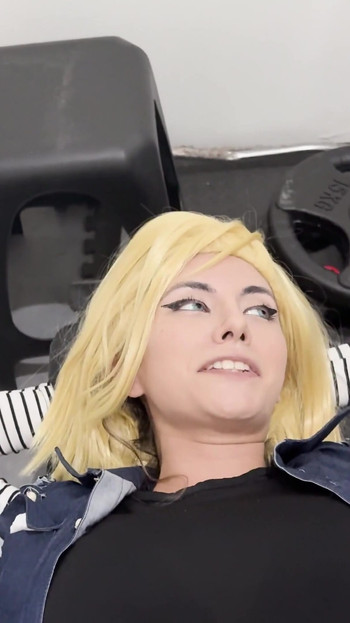 Android 18在健身房玩得很开心 - | 短片 1