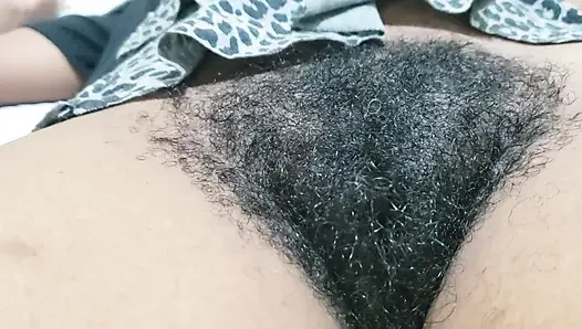 Schöne reife frau mit behaarter muschi und sexy selbstvertrauen