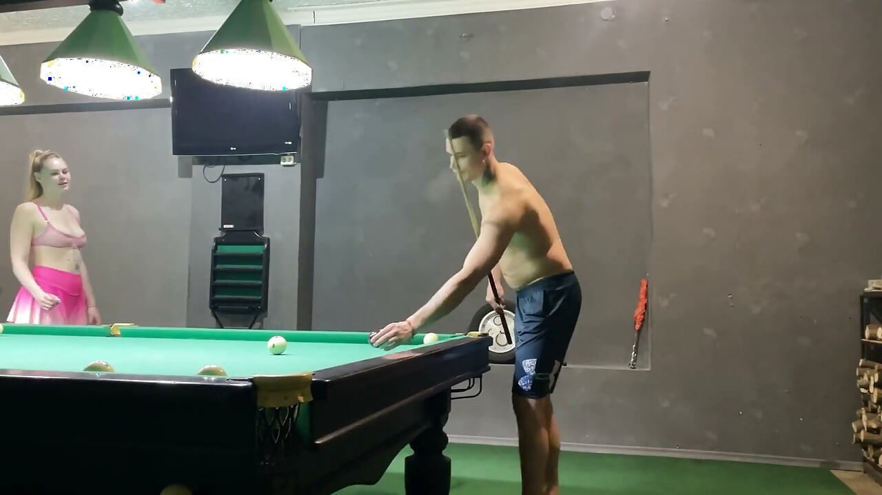 Güreş teslimi: beni bilardo masasında eziyor