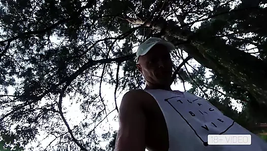 UNERWARTETER REGEN IN EINEM ÖFFENTLICHEN PARK TRIEB UNS ZU EXTREMEM AKROBATISCHEM